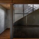 철판 난간과 메시 계단이 겹치는 Sky View 계단실 디테일