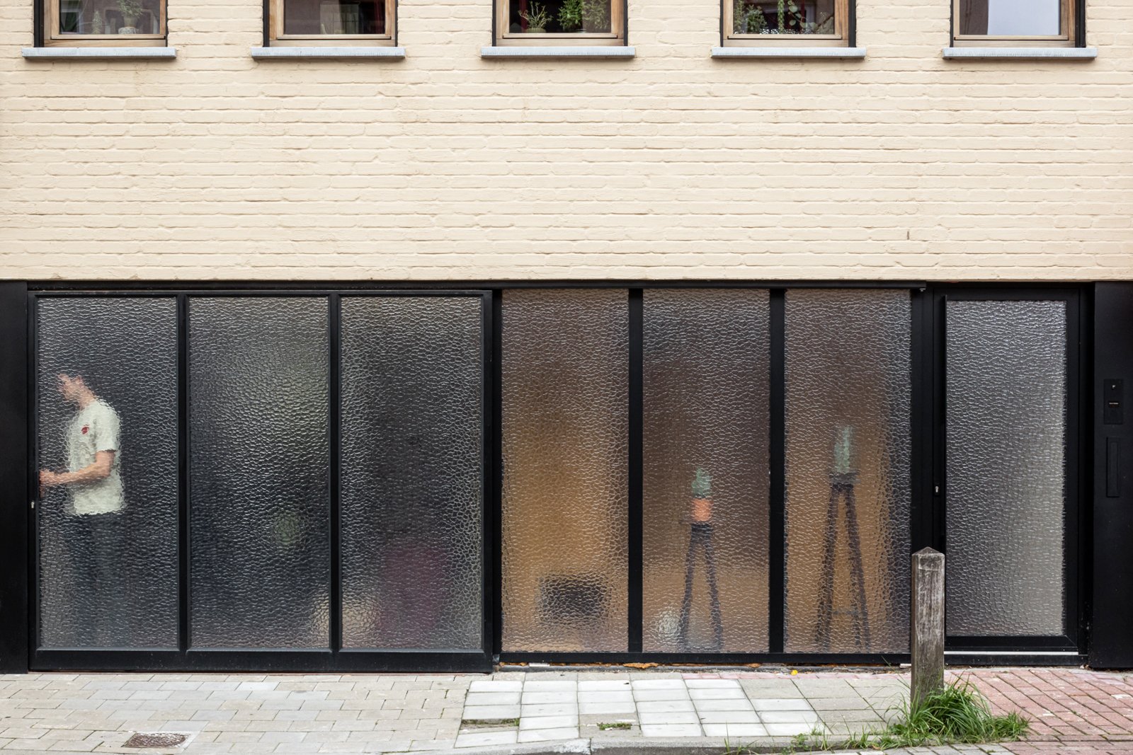패턴 유리로 마감한 Miel & Eline House 1층 가로 입면
