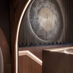 LED 아치 사이로 본 달 모티프 원판