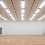 천장 라인 조명이 줄지어 달린 JC Contemporary 전시실