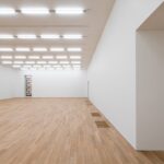 오크 마루와 화이트 벽으로 마감한 JC Contemporary 전시실