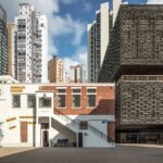 Prison Yard에서 본 화이트·레드 브릭 옛 건물과 JC Contemporary
