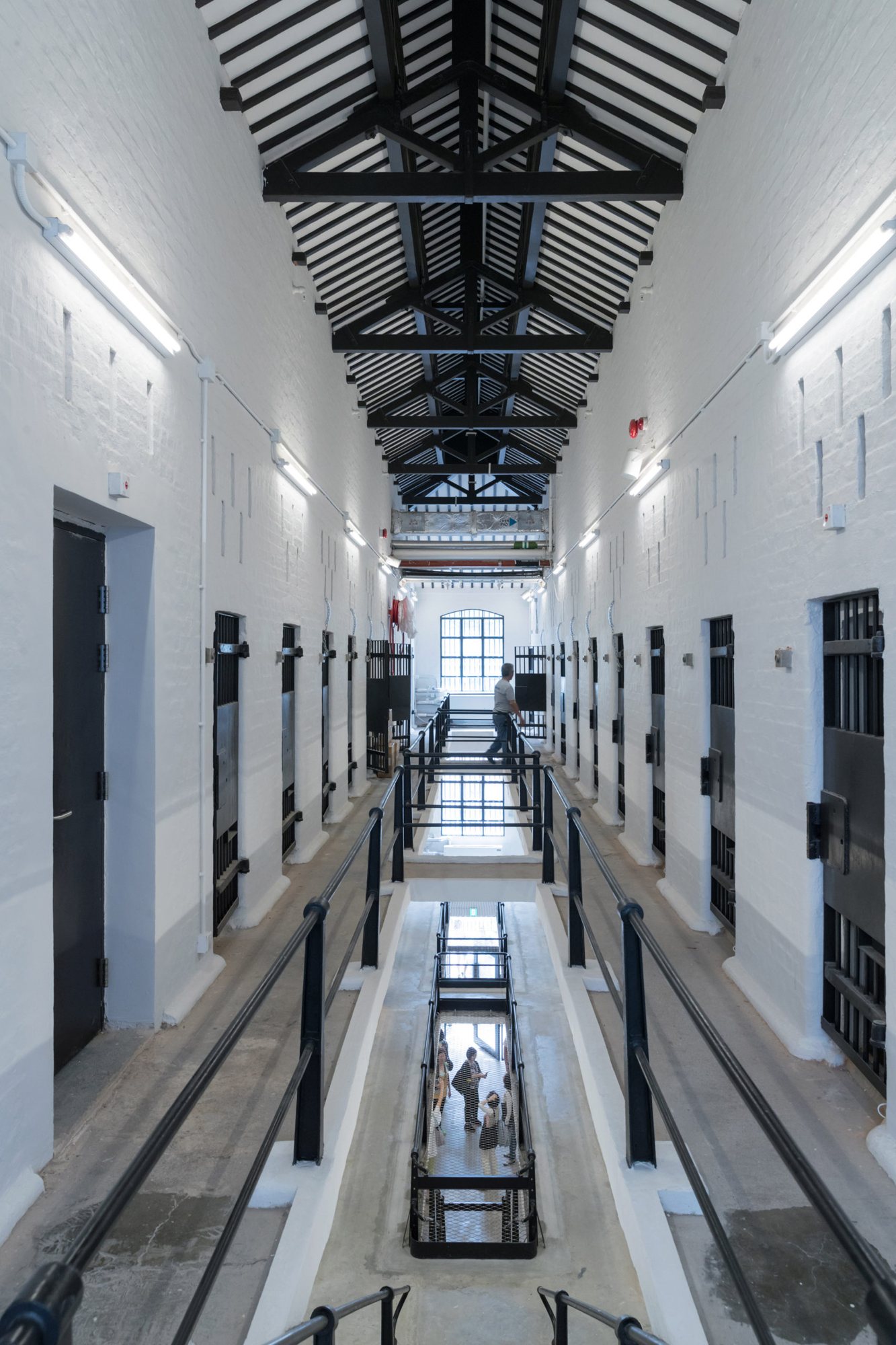 감방 문이 양쪽으로 늘어선 옛 Victoria Prison 감옥동 복도