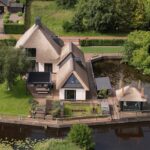 위에서 내려다본 Tienhoven Country Villa 본채·연결동·보트하우스 배치