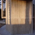 송판 무늬가 남은 Trefoil House 콘크리트 외벽