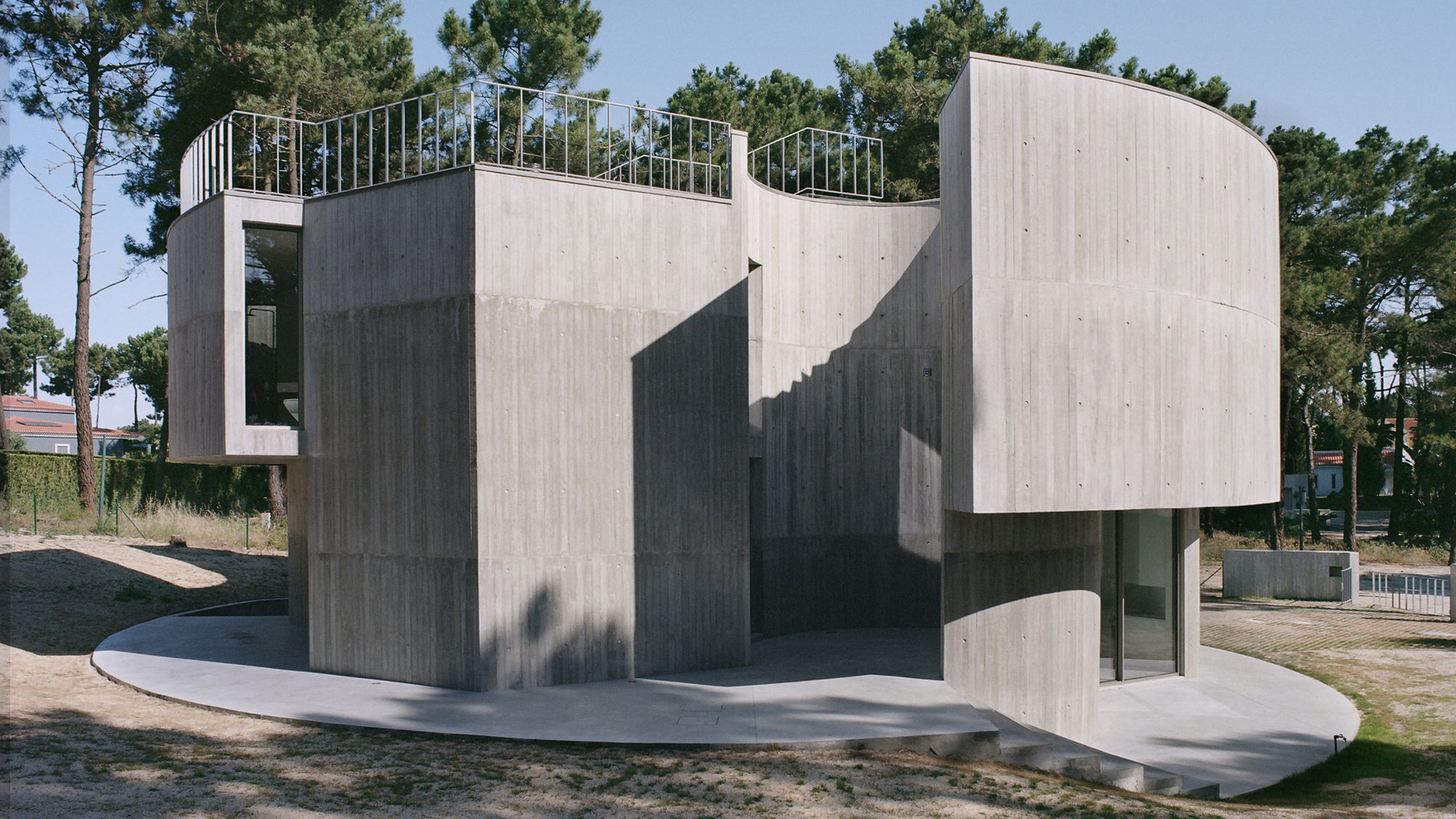 소나무 숲 속에 선 현장타설 콘크리트 주택 Trefoil House 외관 전경