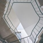 육각형 계단실을 올려다본 Trefoil House 실내