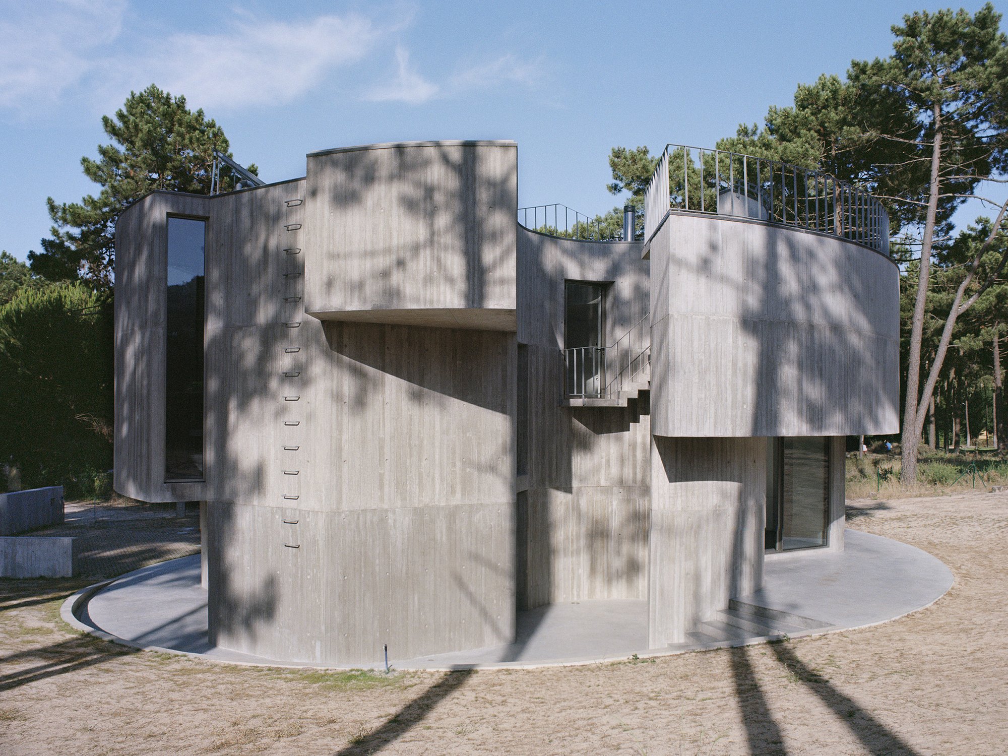 창을 최소화한 Trefoil House 콘크리트 외벽과 원형 기단
