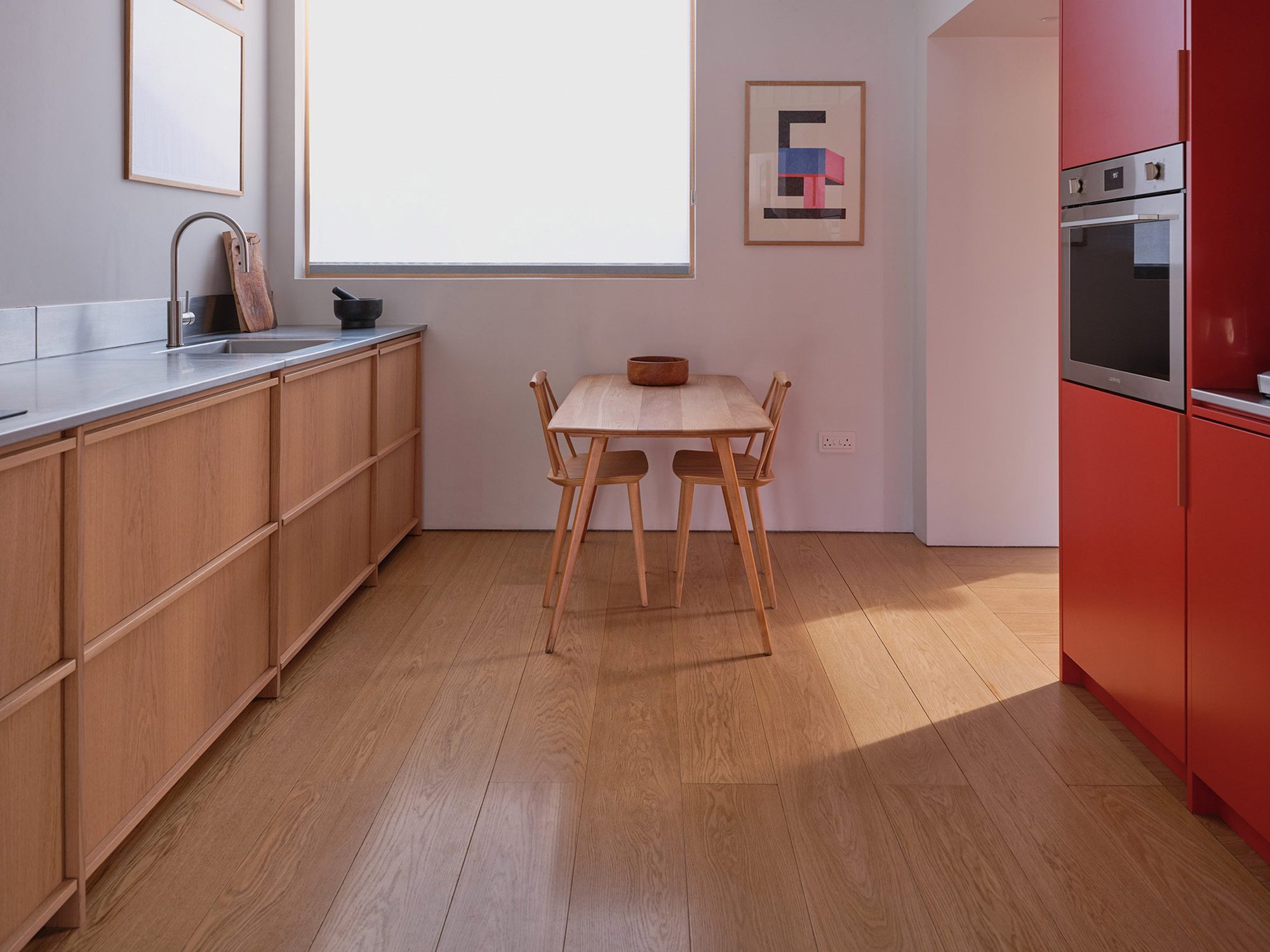 원목 하부장과 레드 수납장이 마주한 Twin House 2층 주방