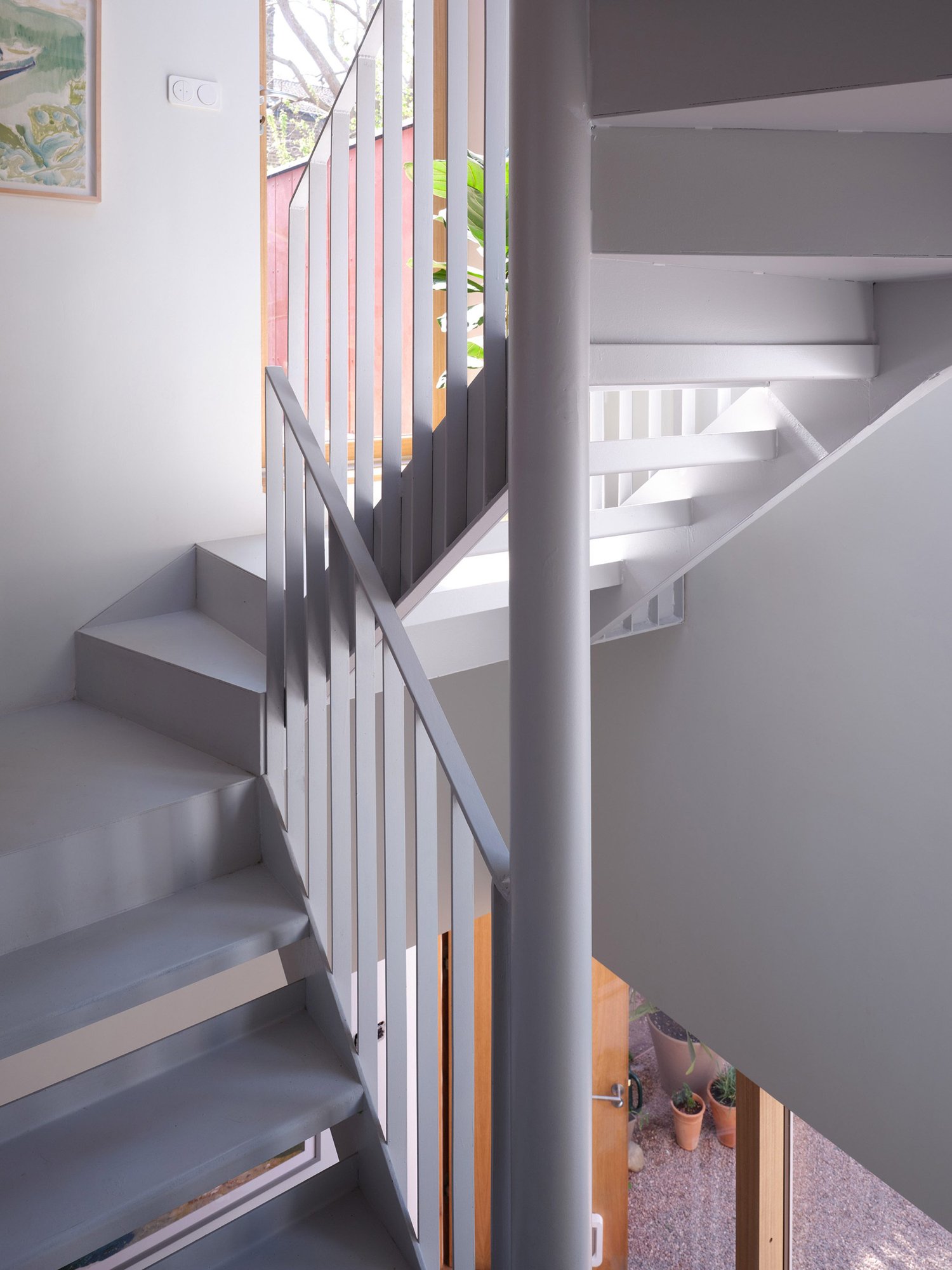 집 한가운데를 관통하는 Twin House 화이트 스틸 계단