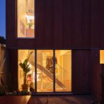 저녁 조명이 새어 나오는 Twin House 정원 쪽 유리문