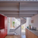 주방에서 바라본 Twin House 메자닌과 나선형 계단