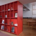 레드 선반장 너머로 보이는 Twin House 주방과 식탁