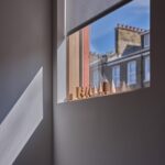 이웃집 굴뚝이 보이는 Twin House 계단실 창