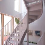 아래에서 올려다본 Twin House 화이트 스틸 계단