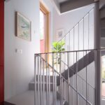 창으로 빛이 드는 Twin House 계단참