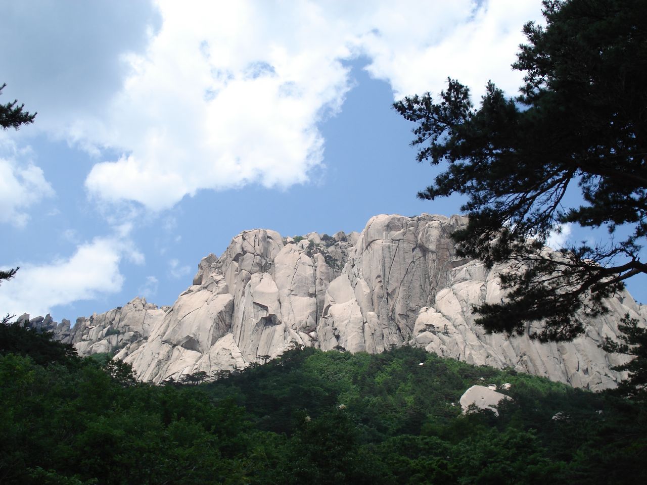 설악산 울산바위의 화강암 암봉 전경