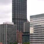 Duquesne University 쪽에서 본 U.S. Steel Tower와 주변 오피스 빌딩