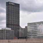 Chatham Center 건물들 뒤로 선 U.S. Steel Tower