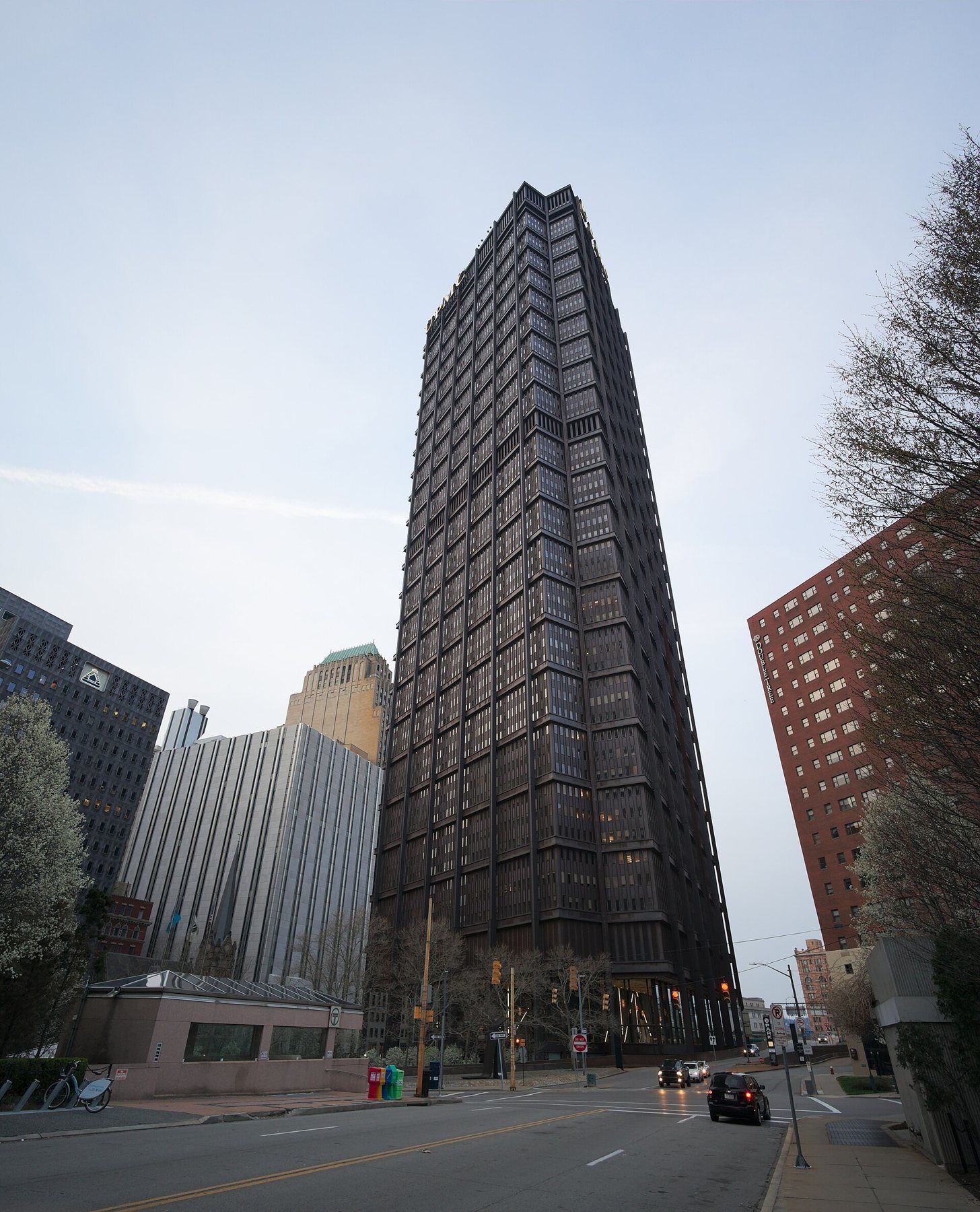거리에서 올려다본 U.S. Steel Tower의 삼각형 매스와 외부 기둥