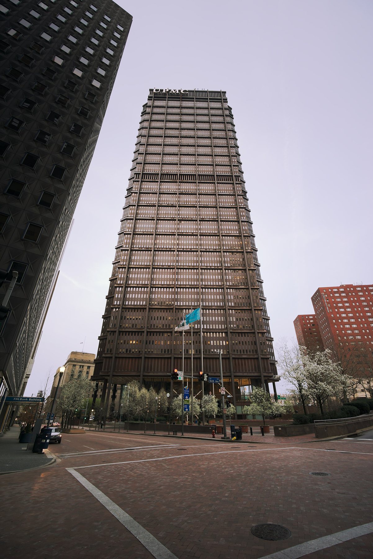 Grant Street와 Sixth Avenue 교차로에서 본 U.S. Steel Tower 저층부와 광장