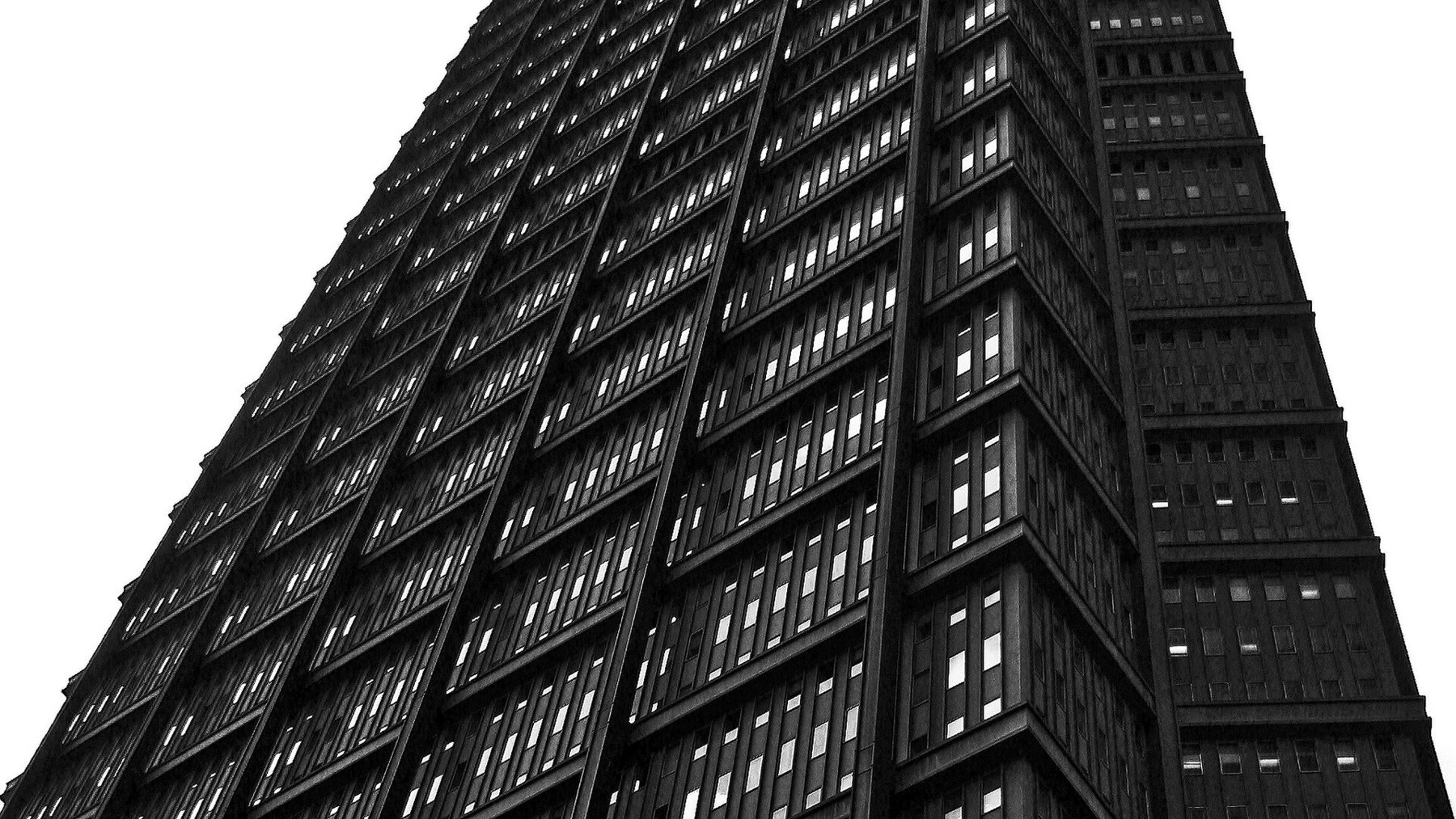 올려다본 U.S. Steel Tower 외벽, 창과 바깥으로 드러난 기둥 격자