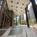 U.S. Steel Tower 캐노피 아래 보행 공간과 유리 로비