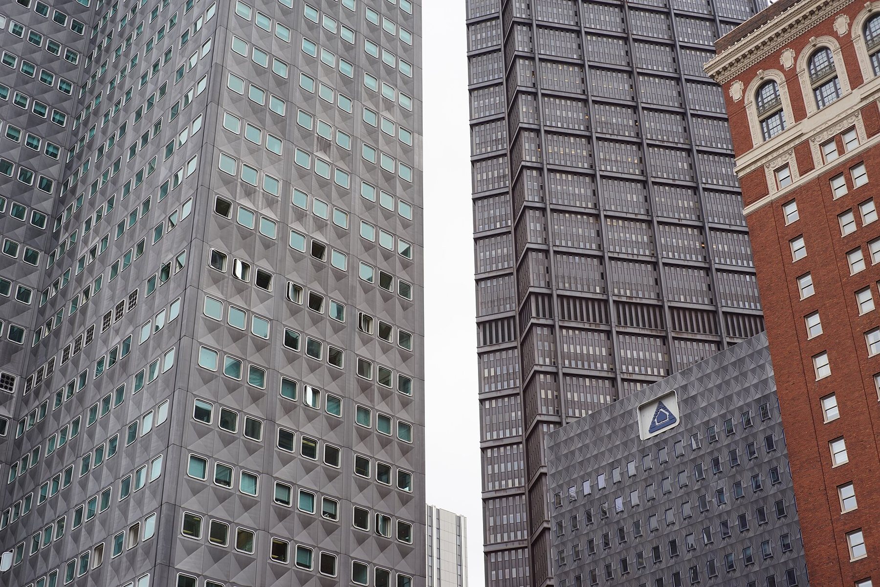 알루미늄 외벽의 Alcoa Building과 나란히 선 U.S. Steel Tower