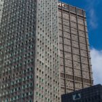 Alcoa Building과 U.S. Steel Tower를 아래에서 올려다본 모습