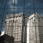 유리 커튼월에 비친 U.S. Steel Tower와 Alcoa Building