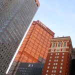 Mellon Square에서 본, 석양빛에 오렌지 톤으로 물든 U.S. Steel Tower