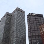 피츠버그 도심 빌딩들 사이로 보이는 U.S. Steel Tower 상부