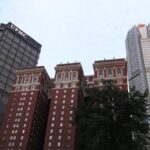 벽돌 마감 고층 건물 뒤로 보이는 U.S. Steel Tower
