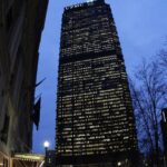 해 질 무렵 실내 조명이 켜진 U.S. Steel Tower와 거리