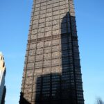 맑은 하늘 아래 그림자가 드리운 U.S. Steel Tower 입면
