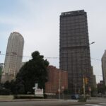 피츠버그 도심 거리 풍경 속 U.S. Steel Tower와 주변 고층 빌딩