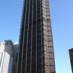 아래에서 올려다본 U.S. Steel Tower 모서리와 외부 기둥