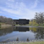 코르텐강을 처음 건축에 쓴 사례로 꼽히는 John Deere World Headquarters