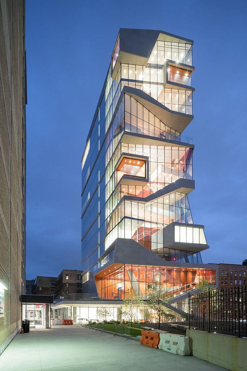 Haven Avenue에서 올려다본 Vagelos Education Center 야경 풀샷