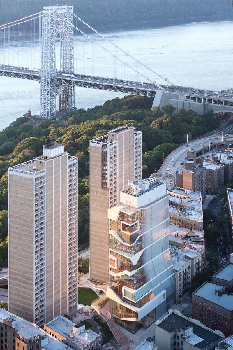 George Washington Bridge와 허드슨강을 배경으로 선 Vagelos Education Center 항공 전경