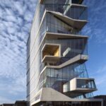 구름 낀 낮 하늘 아래 Vagelos Education Center 남측 외관 전경