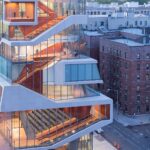 저층부 강당 위로 계단 라운지가 쌓인 Vagelos Education Center 남측 하부