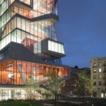 정원 너머로 불 밝힌 Vagelos Education Center 저층부 야경