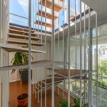 화이트 철봉 난간과 목재 디딤판으로 짠 White Modular House 계단