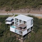 위에서 내려다본 White Modular House 테라스와 수영장