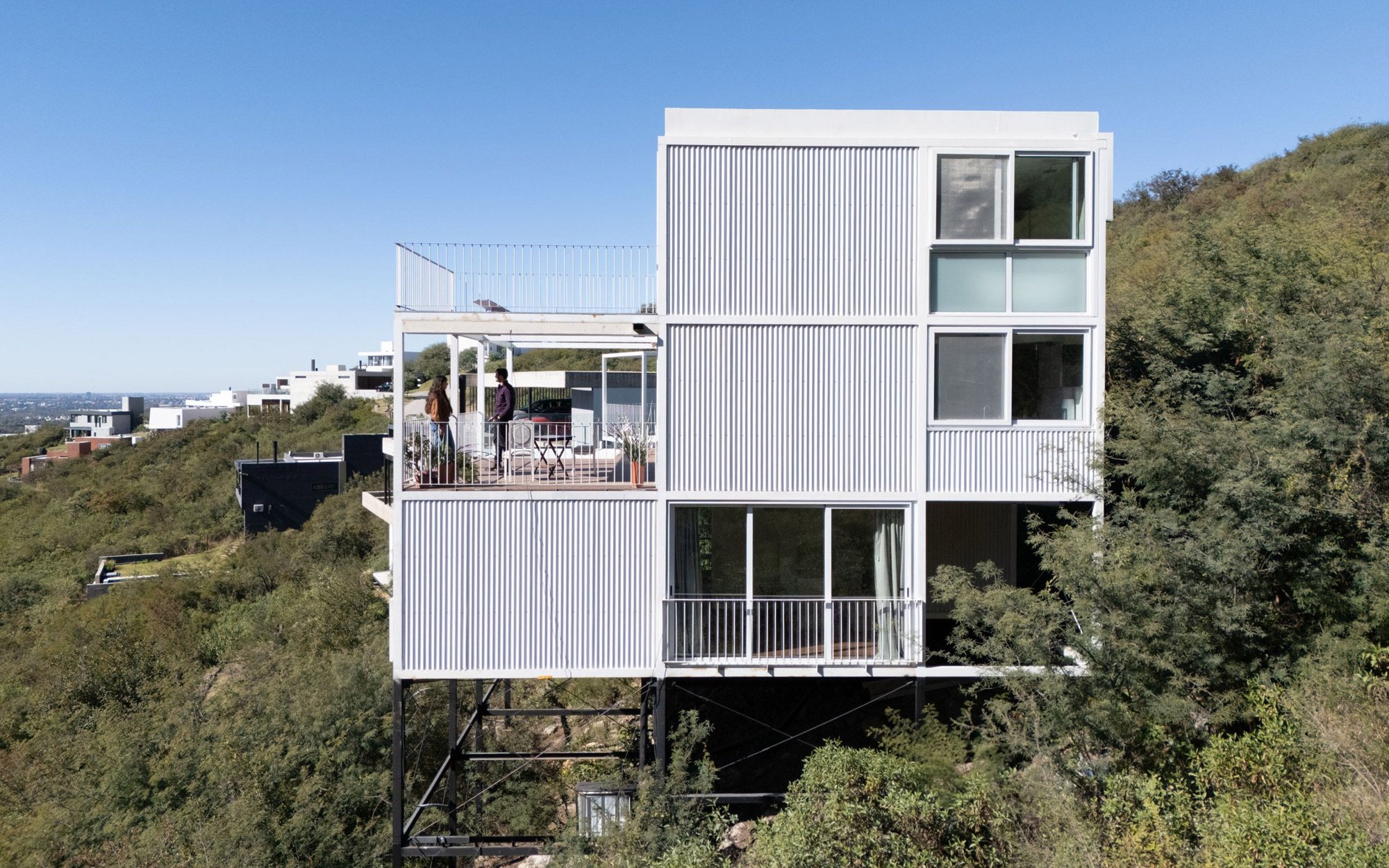모서리에서 본 White Modular House 외관과 코르도바 산자락 풍경