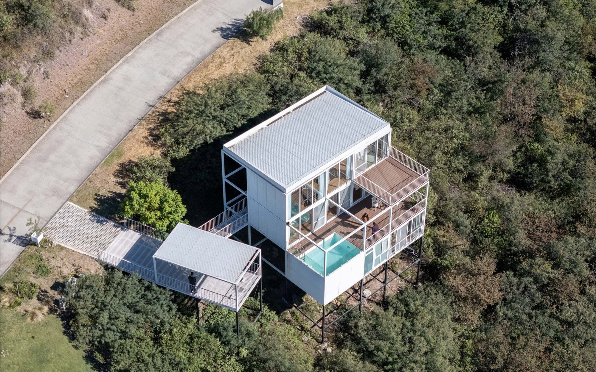 하늘에서 내려다본 아르헨티나 모듈러 주택 White Modular House, 진입 다리와 공중 수영장
