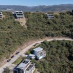 산비탈 주거지 속 White Modular House 항공 전경