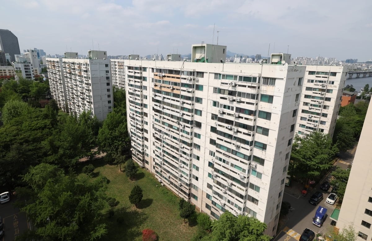 재건축 사업시행계획인가를 받은 여의도 시범아파트 전경
