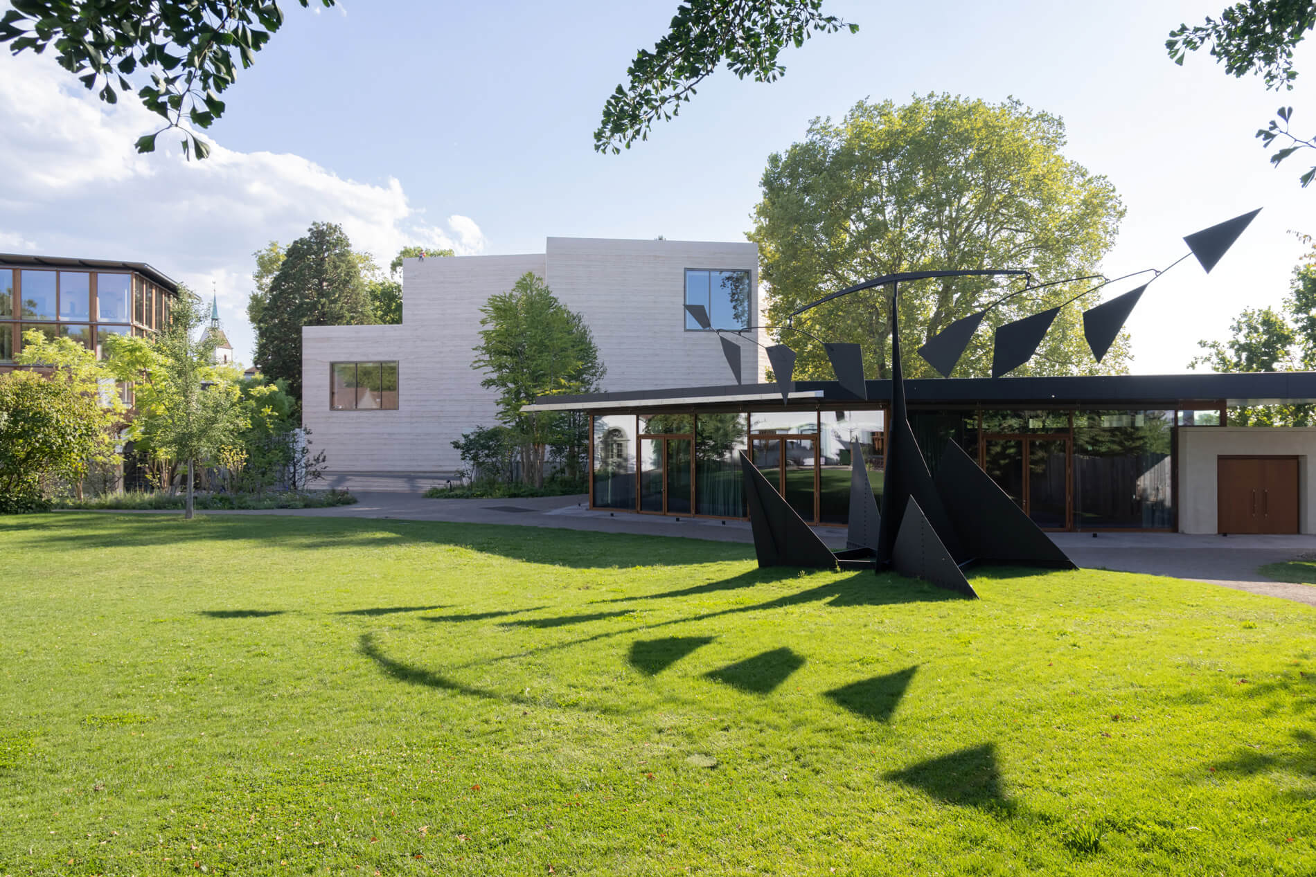 Peter Zumthor가 설계한 Fondation Beyeler 증축 세 동의 전경